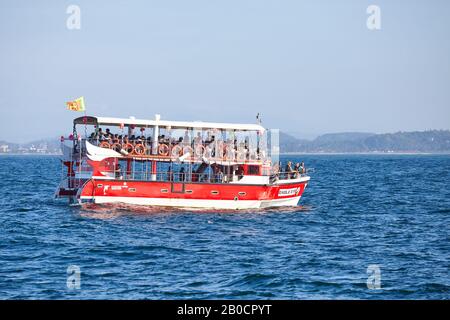 Mirissa, Sri Lanka - 25. Dezember 2019: Wal- und Delfinbeobachtungsboot, eines der beliebtesten Wasseraktivitäten in Sri Lanka. Die beste Saison ist fr Stockfoto