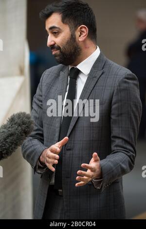 Edinburgh, Großbritannien. Februar 2020. Bild: Humza Youssaf MSP - Minister der Justiz Live-TV-Interview im schottischen Parlament in Holyrood, Edinburgh. Kredit: Colin Fisher/Alamy Live News Stockfoto