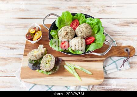 Diätetische Häckselchen, die im Ofen mit Brokkoli zubereitet werden und mit einer Rissohle serviert werden. Auf altem weißen Holzhintergrund. Stockfoto