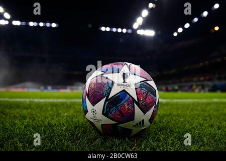 Mailand, Italien - 19. Februar 2020: Der offizielle Adidas-Spielball "Istanbul 20" für das UEFA Champions League-Finale 2020 ist vor der UEFA Champions League-Runde mit 16 Fußballspielen im ersten Durchgang zwischen Atalanta BC und Valencia CF abgebildet. Kredit: Nicolò Campo/Alamy Live News Stockfoto