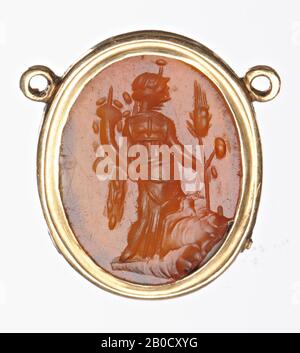 VZ: Die Gottheit trägt ein Chiton, eine Schimation und einen Modius, sie hat ein Maisohr und einen Mohnkopf in der linken Hand (Attribute der Ceres)., Gem, intaglio, Ringstein, karnelisch, Farbe: Orange, Form: Oval, Bearbeitung: In moderner goldener Einstellung, Methode: Flache, klumpige Karosseriemodellierung mit abgerundeten Bohrern, mit einigen scharfen Radnuten., 12 x 10 mm, D. 2 mm, 1. - 2. Jahrhundert AD. 1-200 AD Stockfoto