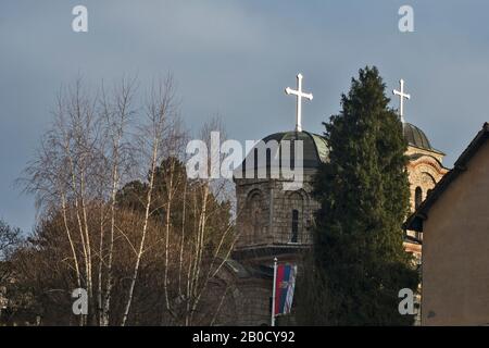 Orthodoxe Kirche in Serbien mit zwei Kreuzungen und zwei Kuppeln, die in der Nachmittagssonne beleuchtet sind. Stockfoto