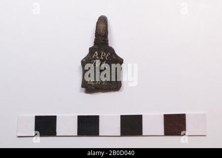 Spange, Metall, Bronze, 3,5 x 1,9 x 0,4 cm, Mittelalterin, Deutschland, unbekannt, unbekannt, Andernach Stockfoto