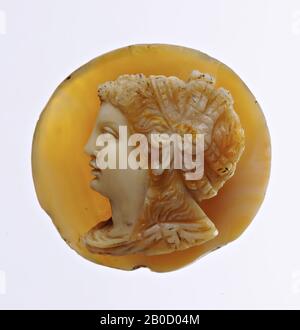VZ: Büste der Frau nach links und Profil, ihre Haare sind mit Bändern verziert, im Nacken herunterfallen, Draperie, Cameo, Achat, 3 Schichten, Farbe: Hellbraun Stockfoto