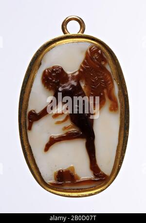 VZ: Satyr-Tanz in Ekstase rechts, in der rechten Hand (abgebrochen) Stock (ursprünglich Thyrsospistel), Löwenhaut über dem linken Arm, Krater auf Grund, Bodenlinie, Cameo, Sardonyx, 2 Schichten, Farbe: Braun Stockfoto