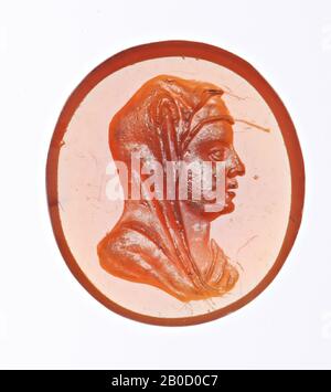VZ: Büste einer Frau (Roman?) Und Profil links, Schleier über Kopf, Schmuckstein, Intaglio, Carnelian, Farbe: Orange, Form: Oval, stehend, Verarbeitung:, Stil: 14,5 x 13 mm, D. 3,5 mm, WT. 0,93 gr., 18. Jahrhundert 1700-1800 Stockfoto