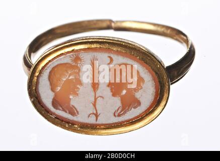 VZ: Büste von Mann und Profil links und von Frau und Profil rechts, zwischen ihnen im Maisohr und darüber Sonne und Mond, Schmuckstein, Intaglio, Achat Stockfoto