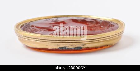 VZ: Büste einer Frau und Profil links, Kranz von Blättern in fließendem Haar, gekleidet in haariger Robe, Thyrsos Stab, GEM, intaglio, carnelian, Farbe: Orange-rot, Form: Oval, stehend, Verarbeitung: In goldenem Bügel, Methode: 27 x 23 mm, D. 6 mm, WT. 9,38 gr., 18. Jahrhundert 1700-1800 Stockfoto