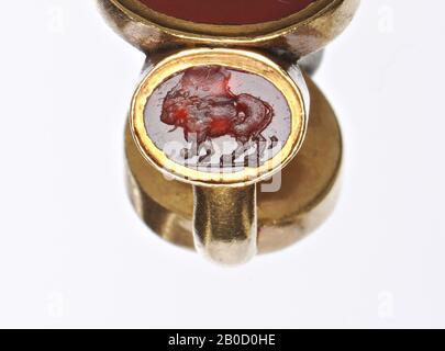 VZ: Löwe links stehend, Schmuckstein, Intaglio, Carnelian, Farbe: Rot, Form: Oval, liegend, Verarbeitung: In goldenem Ring, Typ:, 5 x 8 mm, D.? Mm, WT. 12.46 gr., 18. Jahrhundert 1700-1800 Stockfoto