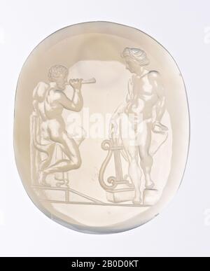 F: Marsyas, die rechts Flöte spielen, halb auf der Bühne sitzen, vor ihm steht Apollo mit einer Lyre auf dem Boden, Grundlinie, Schmuckstein, Intaglio, Chalcedon, Farbe: Grauweiß, Form: Oval, stehend, Verarbeitung:, Methode: 53 x 43 mm, D. 4,5 mm, WT. 17,33 gr., 18. Jahrhundert 1700-1800 Stockfoto