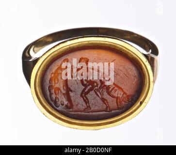 VZ: Herakles stehend, zieht den Stier nach rechts, wo es Felsen, Grundlinie, Schmuckstein, Intaglio, Carnelian, Farbe: Orange, Form: Oval, liegend, Verarbeitung: In goldenem Ring, Methode: 12 x 15 mm, D. 3 mm, WT. 4.06 gr., 18. Jahrhundert 1700-1800 Stockfoto