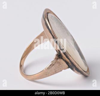 VZ: Büste und Profil links der Frau, gekämmt, lang, lockig, Haare, diadem und Zierde in Haaren, Draperie, Wilhelmina, Consort William V, GEM, intaglio, Chalcedon, Farbe: Milchweiß, Form: Oval, stehend, Bearbeitung: In Kupferring, Methode: 26,5 x 20 mm, D. 5 mm, WT. 10.06 gr., 18. Jahrhundert 1700-1800 Stockfoto