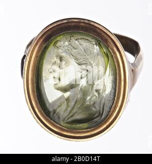 VZ: Büste von Frau und Profil links, Kranz in Haar und Schleier, Schmuckstein, Intaglio, Olivin (?), Farbe: Hellgrün, Form: Oval, stehend, Verarbeitung: In goldenem Ring, Typ:, 14 x 11,5 mm, D. 3 mm, WT. 3.78 gr., 18. Jahrhundert 1700-1800 Stockfoto