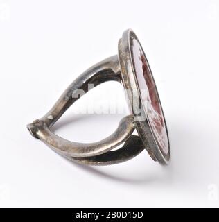 VZ: Büste von Frau und Profil links, Maisohren im Kopf und Schleier über Kopf, Schmuckstein, Intaglio, Achat, Farbe: Rotbraun, Form: Oval, stehend, Verarbeitung: In silbernem Ring, Typ:, 20 x 15 mm, D. 3,5 mm, WT. 3.99 gr., 18. Jahrhundert 1700-1800 Stockfoto