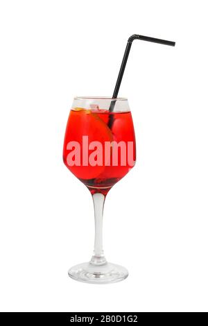 Ein einfarbiger, transparenter Cocktail, der in hohem Glas mit Strohhalm, Eiswürfeln, Orangenscheibe, Zitrone und Geschmack von Beeren, Kirschen und Erdbeeren erfrischt Stockfoto