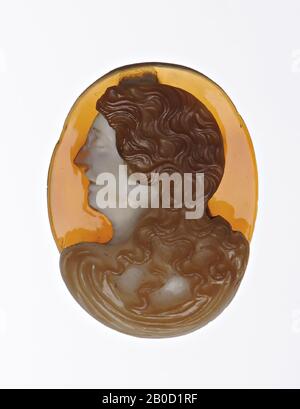 VZ: Brustfrau links, Kopf mit langem Wellenhaar und Profil, Brust von hinten gesehen mit Anzeige von Wellen, Cameo, Sardonyx, 3 Schichten, Farbe: Hellbraun Stockfoto