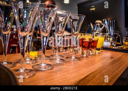 Nahaufnahme der Brille in der Bar. Eine tolle Zeit in einer Bar. Stockfoto