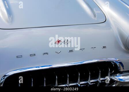 Vorderseite der Chevrolet Corvette auf dem Display bei der kleinen lokalen Motorshow Stockfoto