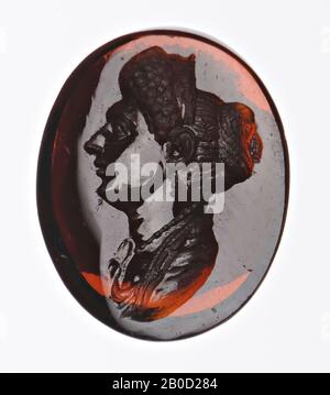 VZ: Büste der Frau mit flavischem Haarschnitt und Profil links, Schmuckstein, Intaglio, Sard (?), Farbe: Braun, Form: Oval, stehend, Verarbeitung:, Stil: 13 x 9 mm, D. 2 mm, WT. 0,58 gr., 18. Jahrhundert 1700-1800 Stockfoto