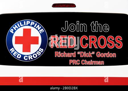Iloilo City, Philippinen: Nahaufnahme eines Schildes des Roten Kreuzes und Emblems, das an einem Rettungswagen befestigt ist, Richard Gordon Chairman Stockfoto