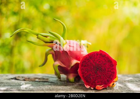 Drachenfrucht Auf altem Holztisch auf Bambushintergrund Stockfoto