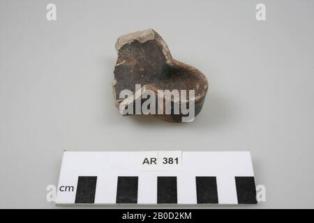 Fragment einer Steingut-Öllampe mit offenem Oberteil und Ausguss., Öllampe, Fragment, Steingut, 7,3 x 3 cm, roman, Niederlande, Südholland, Leidschendam-Voorburg, Voorburg, Arentsburg Stockfoto