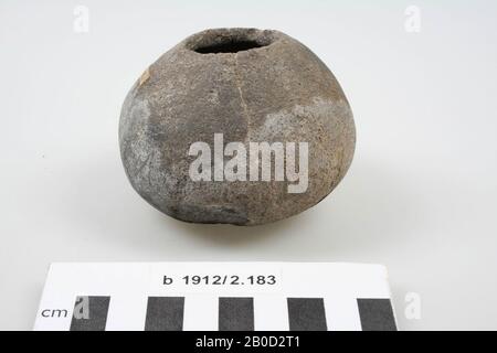 Topf aus handgeformtem Steingut (Terpaware). Oberflächenschäden, Platzen im Rand Stockfoto