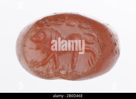 Löwe nach rechts gehen, Stempel, Carnelian, Farbe:, Form: Ellipsoid, Verarbeitung:, Herstellungsmethode: 13,8 x 16,7 x 11 mm Stockfoto