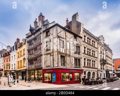 Moderne Unternehmen und alte Fachwerkbauten im Zentrum von Orleans, Loiret, Frankreich. Stockfoto