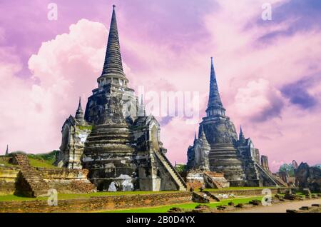 Sonnenuntergang im Wat Chaiwatthanaram Tempel im Ayuthaya Historical Park, einem UNESCO-Weltkulturerbe in Thailand Stockfoto