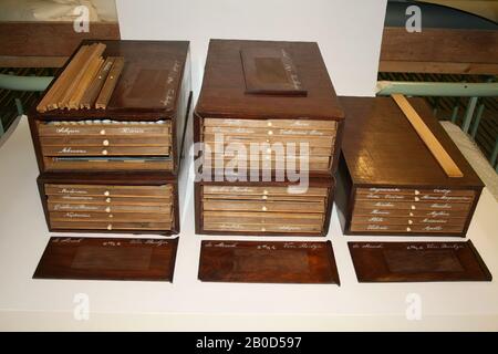 Alle Boxen: Die Stosch. Senden. Berlin, Dachbibliothek, Holz, Filz, Pappe, Putz, Farbe: Dunkelbraun, weißer Druck, hellblaue Oberfläche, Form: Kommode, 26,3 x 13 x 41 cm Stockfoto