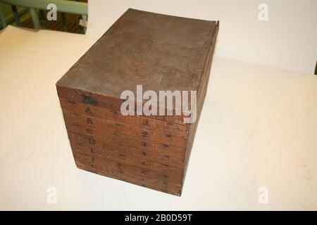 Tomo primo, Schubladen AH (Schubladen 1-8)., Dachbibliothek, Holz, Pappe, Gips, Farbe: Brauner Schrank, roter Druck, grüner Filz, Form: Kommode, 21,2 x 20,2 x 32, 4 cm Stockfoto