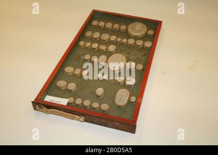 Dionysos und Umgebung, Dachbibliothek, Holz, Pappe, Putz, Farbe: Braune Schublade, weißer Druck, olivgrüne Oberfläche, Form: Schublade, 18 x 2,5 x 31,9 cm Stockfoto