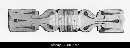 Lange, schmale Platte aus versilberter Bronze. In der Mitte ist es rechteckig und zu den Enden hin länglich, mit zwei Kerben auf beiden Seiten, so dass die Platte auf beiden Seiten des Mittelteils zunächst oval, dann rechteckig wird. In den rechteckigen Teilen befinden sich auch 1 Kerben. Von den Stücken links und rechts sind die ovalen Teile mit 2 nach oben gerichteten Stielen mit Blättern verziert, die rechteckigen Teile mit 3 Streifen, die mit den Stielen des ovalen Teils verbunden sind. Der mittlere Teil ist profiliert. Auf der Rückseite der rechteckigen Teile befindet sich ein Stab mit einem Ring um ihn herum., Phalera ( Stockfoto