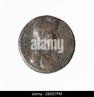 Obvers: Marcus Aurelius, richtig. Umgekehrt: Zwei stehende Frauenfiguren, die drei Grazien. Stark getragen, Münze, von Marcus Aurelius., Metall, Bronze, Diam: 1,8 cm, WT. 6,97 Gramm, 161-180 n.Chr., unbekannt Stockfoto