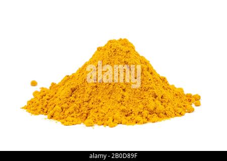 Heap Ground Curry (Madras Curry) isoliert auf weißem Hintergrund. Wird weltweit als Gewürz in der Küche verwendet. Stockfoto
