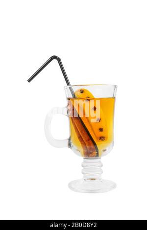 Einfarbiger, opaker Cocktail, gelber Glühwein in einem hohen Glas mit einem Griff mit Gewürzen und einer Scheibe Zitrone, Orange, Vanillestab, Seitenansicht, isolat Stockfoto