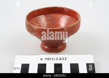 Tasse Terra Sigillata, unten gestempelt. Altes Kleben, Oberflächenschäden, Becher, Steingut, Terra Sigillata, h: 4,7 cm, Durchmesser: 7,5 cm, roman, Niederlande, Gelderland, Berg en Dal, Ubbergen Stockfoto