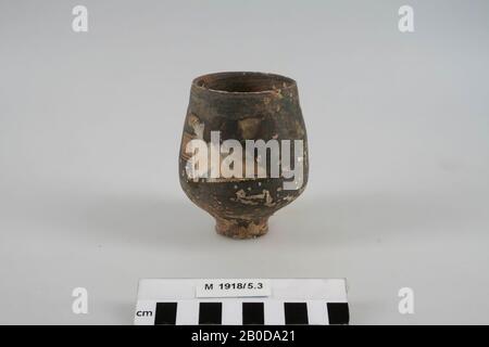 Cup auf einem kleinen Fuß. Einige Oberflächenschäden., Becher, Steingut, h: 9 cm, Durchmesser: 8 cm, 150-200, Deutschland Stockfoto