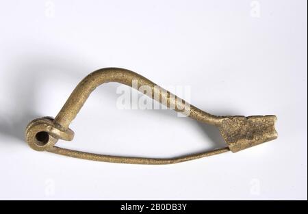 Bronzefibel vom Typ Almgren Taf. I 15. Fadenfibel, Fibel, Drahtfibel, Metall, Bronze, Länge: 6 cm, roman 1-100 AD, Niederlande, Gelderland, Maasdriel, Heerewaarden, Maas Stockfoto