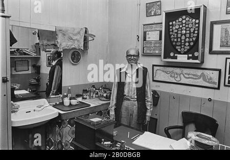 9./14. Billingsgate Fish Market 1981 Herr E. W. Steadman, Charge-Hand in seinem Büro, mit Abholung alter Zahlungsmarken. Stockfoto