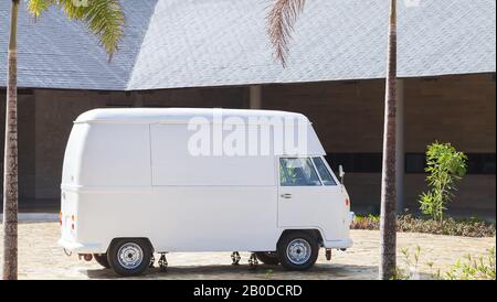 Bavaro, Dominikanische Republik - 15. Januar 2020: Seitenansicht des geparkten weißen Volkswagen Typ 2, kundenspezifische Änderung des Geschäftsbusses. Leichtes Nutzfahrzeug ST Stockfoto