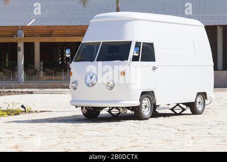 Bavaro, Dominikanische Republik - 15. Januar 2020: Weißer Volkswagen Typ 2, individuelle Änderung des Geschäftsbusses. Leichtes Nutzfahrzeug steht auf einem Stadtgequar Stockfoto