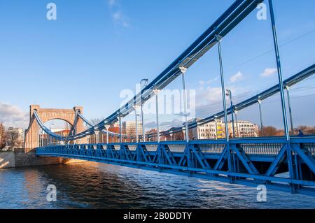 Februar 2020 In Wroclaw, Polen. Grunwaldzki-Brücke (Most grunwaldzki) Hängebrücke in wroclaw Stockfoto