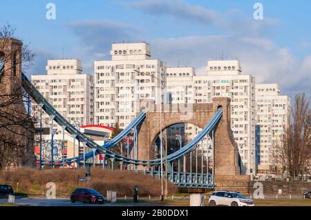 Februar 2020 in Wroclaw, Polen.Grunwald-Brücke (Most grunwaldzki) mit Betonbauten der kommunistischen 70er Jahre im Hintergrund. Stockfoto