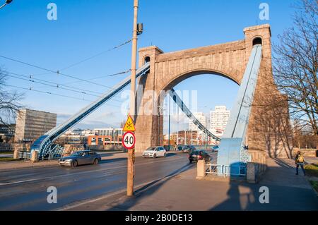 Februar 2020 In Wroclaw, Polen. Grunwaldzki-Brücke (Most grunwaldzki) Hängebrücke in wroclaw Stockfoto