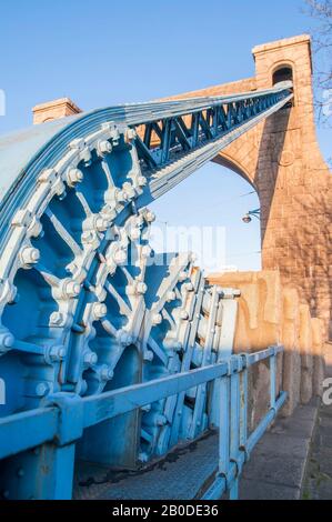 Februar 2020 In Wroclaw, Polen. Grunwaldzki-Brücke (die meisten grunwaldzki) Details der Brückenaufhängungsbrücke in wroclaw Stockfoto