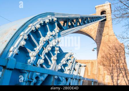 Februar 2020 In Wroclaw, Polen. Grunwaldzki-Brücke (die meisten grunwaldzki) Details der Brückenaufhängungsbrücke in wroclaw Stockfoto