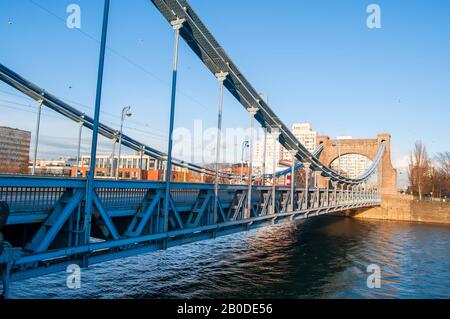 Februar 2020 In Wroclaw, Polen. Grunwaldzki-Brücke (Most grunwaldzki) Hängebrücke in wroclaw Stockfoto