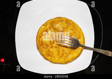 Potat's Omelette, auch spanisches Omelett genannt, ist ein typisches Gericht, das mit Eiern, Kartoffeln und Zwiebeln zubereitet wird Stockfoto